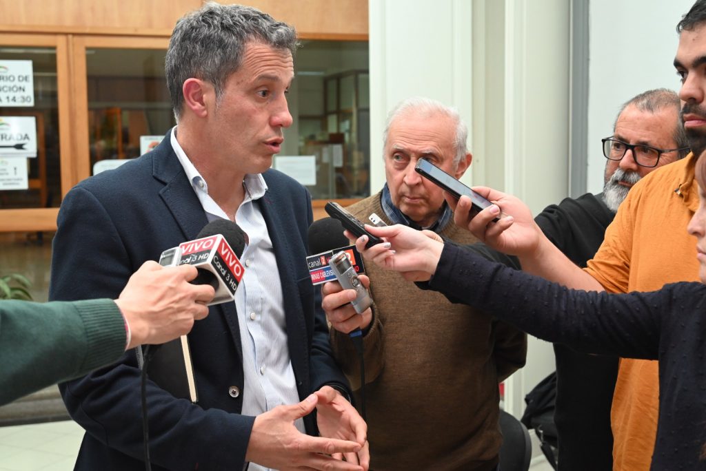 Mario García en ronda de prensa luego de que iniciara el cuarto intermedio de la sesión. Gentileza Prensa IDL