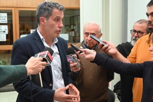 Mario García en ronda de prensa luego de que iniciara el cuarto intermedio de la sesión. Gentileza Prensa IDL