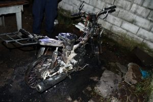 Moto incendiada en Barrio Estación