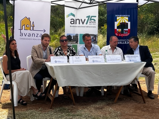Regularización de asentamientos en Barrio Peñarol de Minas y firma de convenio 3