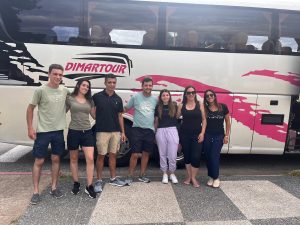 Parte del grupo folclorico Tierra y Cielo con destino a Chile