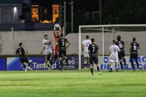 Samuel Siqueira controla arriba la pelota. El arquero ex Cerro Largo fue clave para sostener el cero de la visita el sábado