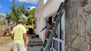 Vecinos de los barrios Las Delicias y El Tanque trabajan en reacondicionar el Centro de Barrio N°2 3