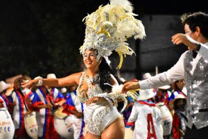 Brillo, color y mucho tambor en el tradicional Desfile de Carnaval en Minas 1