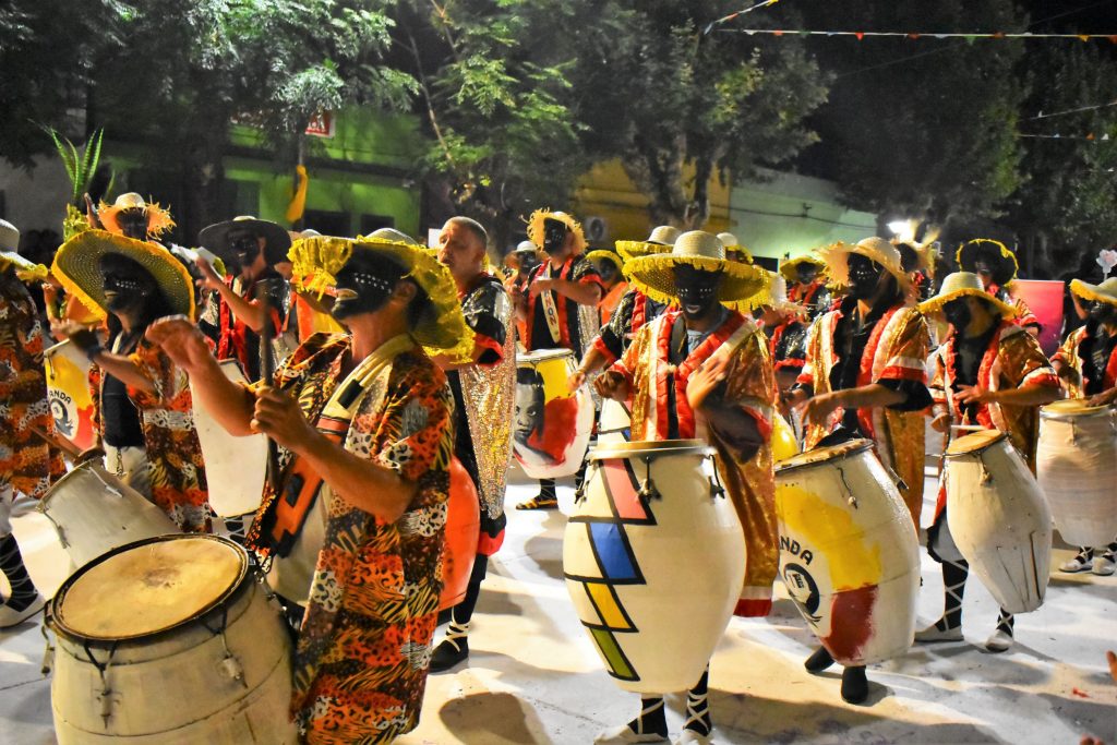 Brillo, color y mucho tambor en el tradicional Desfile de Carnaval en Minas 10