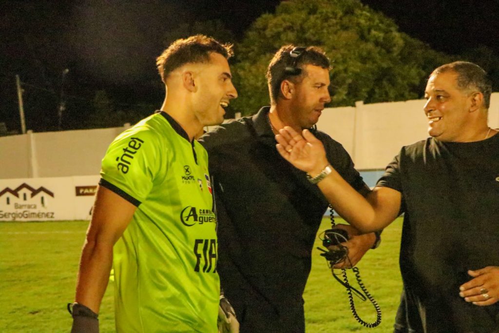 Valentín Melgar y Andrés Umpiérrez (AT) celebran la clasificación el pasado domingo