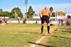 El penal ejecutado por el arquero Ezequiel Pereira ya está en la red. Estación sigue liderando el torneo