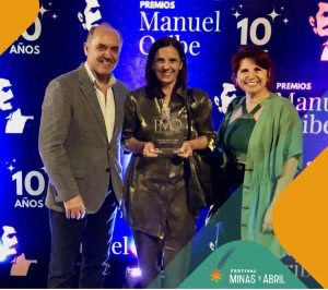 Gustavo Etchavarría y Adela Paravís junto a Analía Grandi