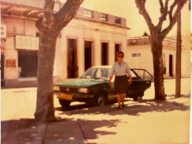Mary junto a su Taxi en Plaza Libertad
