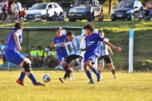 Alex Olivera de Las Delicias recibe rodeado de tres rivales. Las Delicias y Lito no salen del empate en el torneo