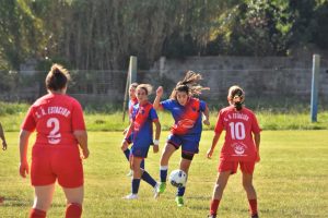 Jazmín Diano, autora de un gol, maneja la pelota con la marca de Fernanda Hernández