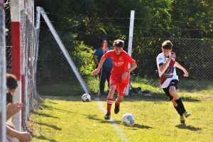 Lautaro Martínez y Emiliano Pérez disputan la pelota en el choque de líderes del Walter Montero