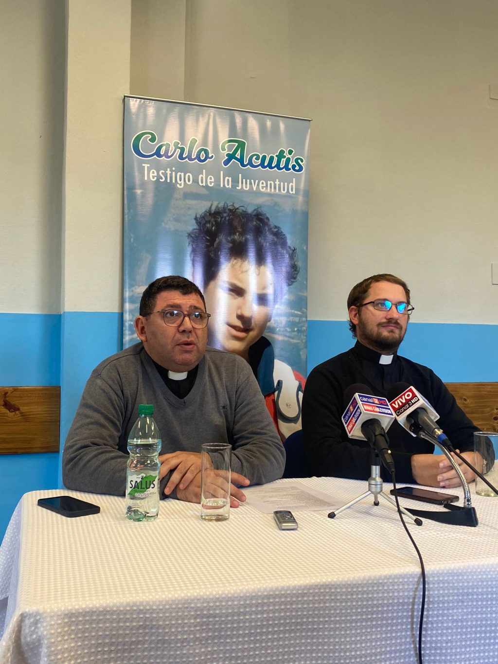 Padre Fernando Pereira Chaparro Párroco de la parroquia Santa Teresita y el Padre Giacomo Marinucci, Vicario Parroquial de la Parroquia Santa Teresita