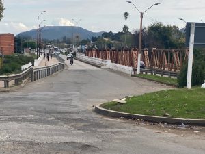 Rotonda con cartel caido