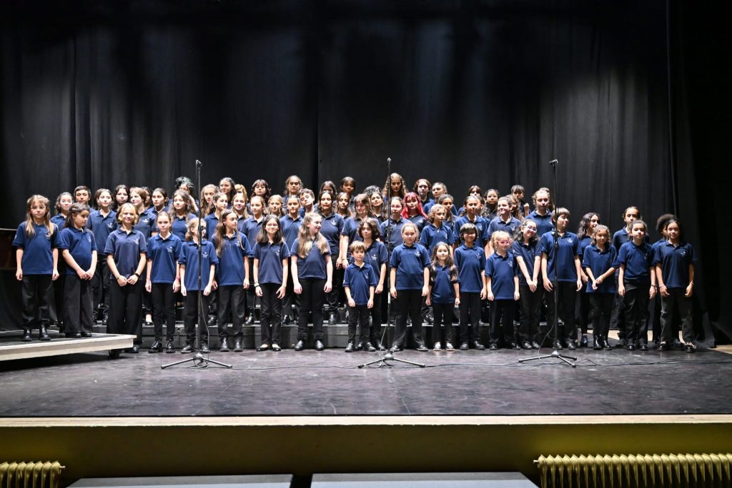 Teatro Lavalleja colmado de público con la presencia del Coro Nacional de Niños del SODRE (1)