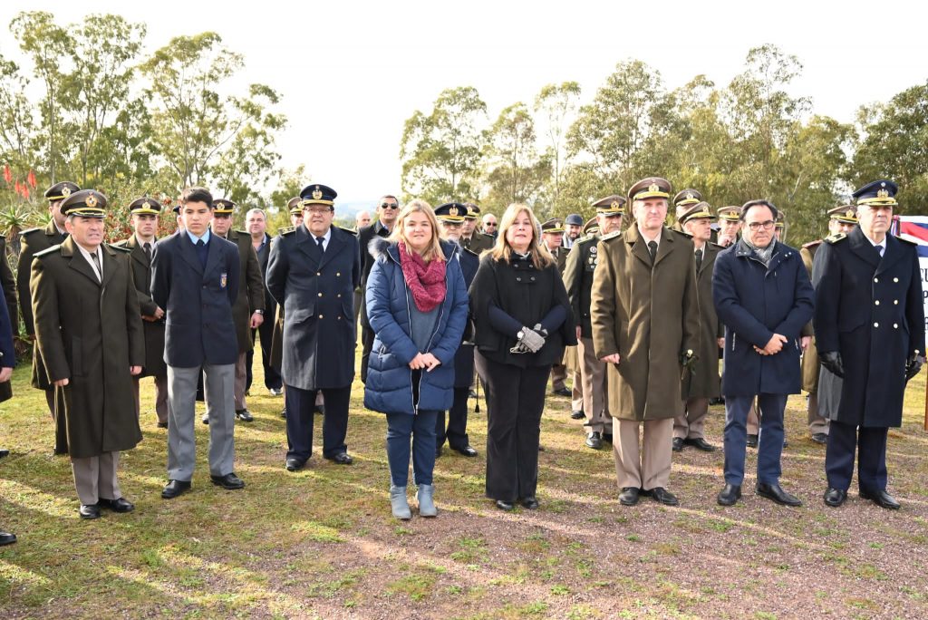 Al pie del monumento del héroe máximo se conmemoró el 259° Aniversario de José Gervasio Artigas (4)
