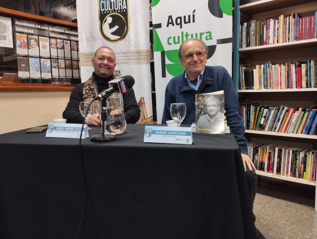 Álvaro Ahunchain entregó colección de libros de autores uruguayos de teatro a la biblioteca de la Casa de la Cultura 4