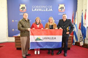 Entrega de pabellones del Departamento de Lavalleja a las diferentes instituciones (1)