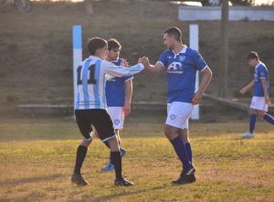 Momento fair play, en el que Néstor (C.A.L.D.) y Facundo (Sportivo) se saludan tras una falta en un partido de juveniles