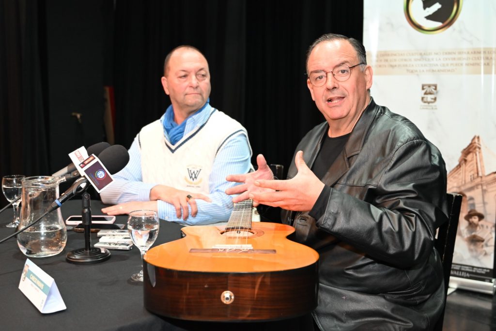 El cumpleaños de Santiago Chalar se festeja en el Teatro Lavalleja (2)