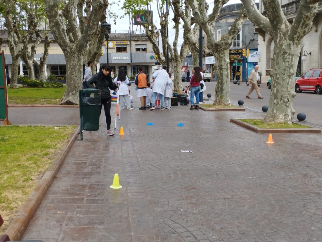 Aula para alumnos en situación de discapacidad visual realizó una actividad interactiva en plaza Libertad 2