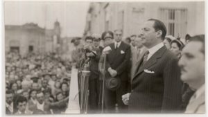 Habla el Presidente de la República, Luis Batlle Berres, desde la tribuna instalada frente a la plaza Libertad de Minas en 1949. Colección Aníbal Barrios Pintos. Biblioteca Nacional de Uruguay