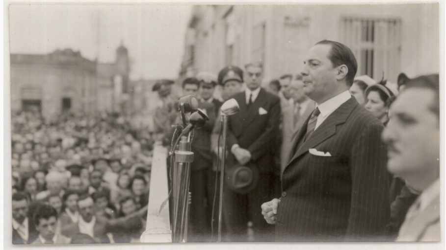 Habla el Presidente de la República, Luis Batlle Berres, desde la tribuna instalada frente a la plaza Libertad de Minas en 1949. Colección Aníbal Barrios Pintos. Biblioteca Nacional de Uruguay