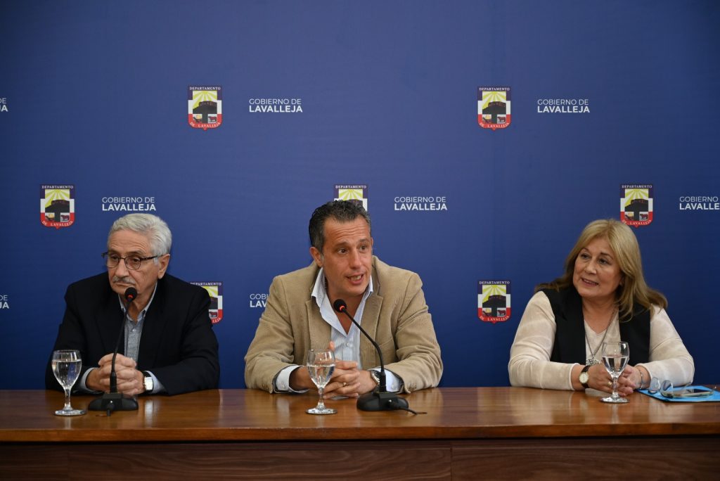 Presentacion-del-Sello-Filatelico-del-Correa-Nacional-en-conmemoracion-del-50°-Aniversario-de-la-Semana-de-Lavalleja-3