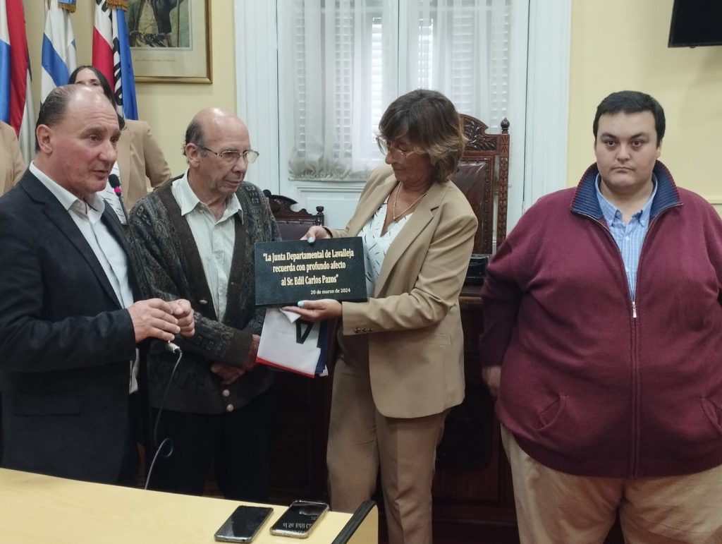Ediles y funcionarios de la JDL entregaron placa y la bandera del departamento a la familia del edil Carlos Pazos 5