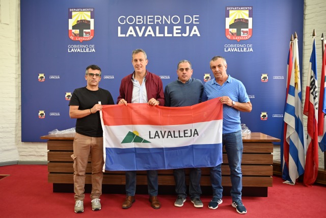 Entrega de bandera del departamento a deportistas veteranos (3)