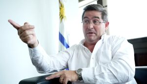 Leonardo Cipriani durante la entrevista en su despacho de ASSE en Montevideo. Foto: Javier Calvelo / adhocFOTOS