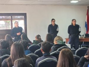 Comunitarios en charla con adolescentes de José Batlle y Ordóñez 2