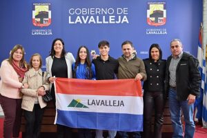 Entrega de la Bandera del Departamento a Catalina Menchaca (2)