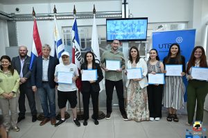 Los alumnos que recibieron el título. Fuente perfil de Facebook de la IDL