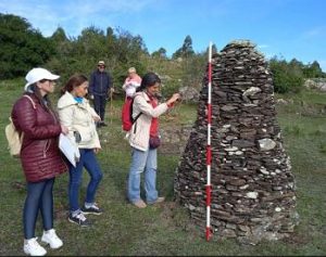 Estructuras de piedras de base circular y forma cónica del Cerro Negro. Gentileza Comisión Departamental de Patrimonio