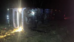 Vuelco de camión en km 277 de ruta 8 imagen nocturna de frente