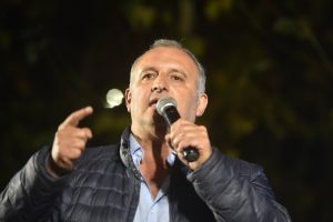 Con música, dirigentes políticos, su familia y militantes, Daniel Ximénez festejó su victoria (23)