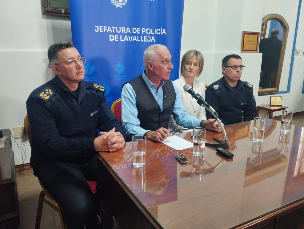 Ministro Carlos Negro visitó la Jefatura de Policía de Lavalleja