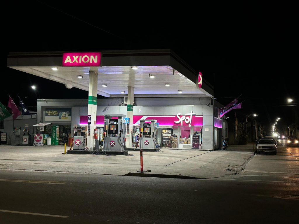 Estación de Servicio Axión con nuevo minimercado sigue creciendo