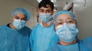 Diego al medio junto a sus papás