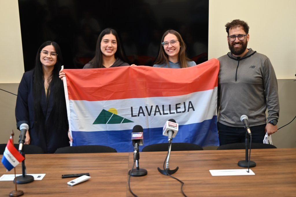 Entrega de bandera del departamento a chicas que participarán en Sudamericano de Voley en Argentina