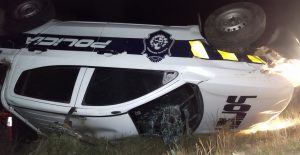 vehiculo policial volcado