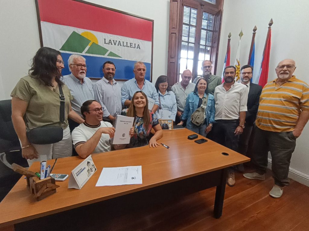 Intendente Daniel Ximénez entregó el presupuesto a la Junta Departamental - 4