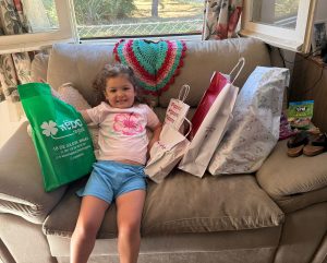 Julia con muchos regalitos de los Reyes