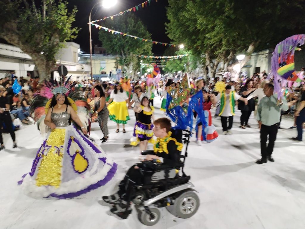 La comparsa inclusiva tuvo una actuación destacada en el desfile de carnaval minuano - E