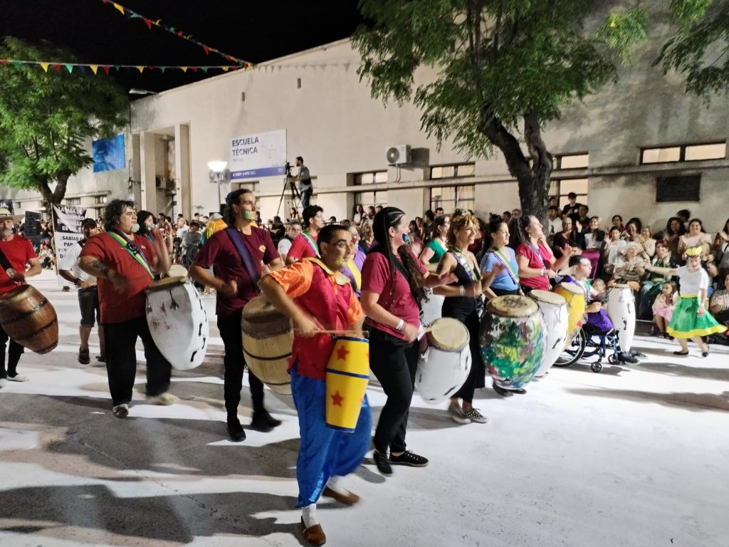 Minas volvió a latir al ritmo del carnaval sobre la Avenida Varela (11)