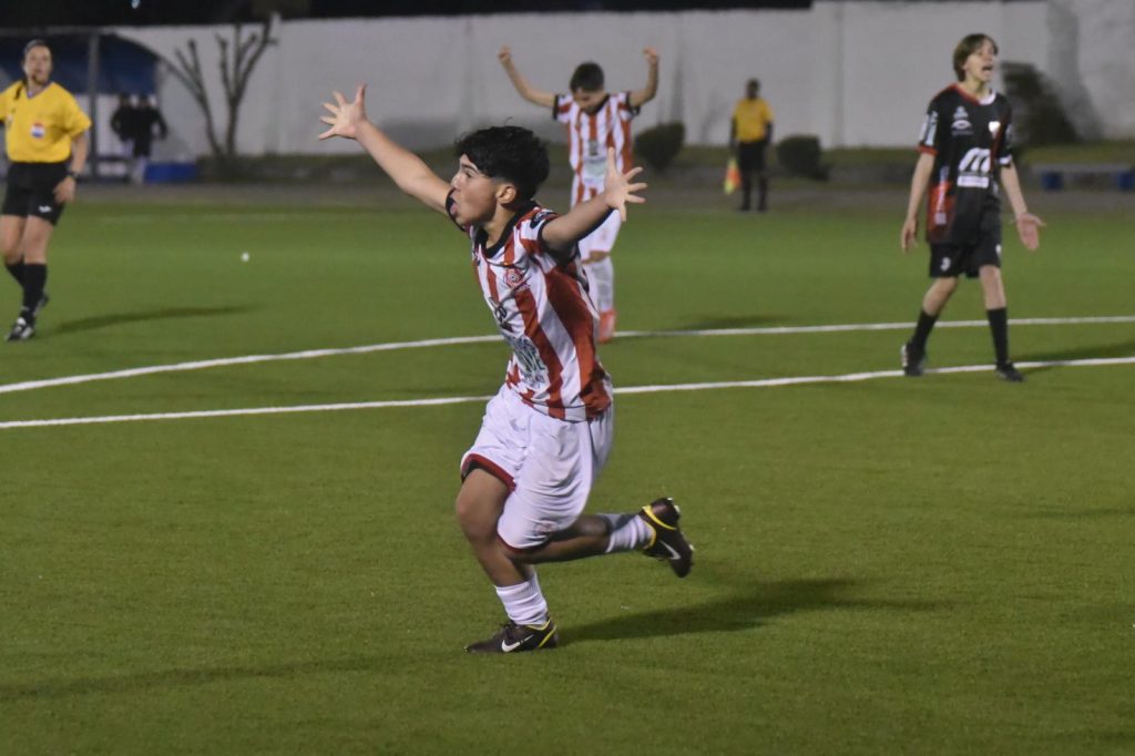 Joaquín Fretes festejando un tanto ante Barrio Olímpico la pasada temporada