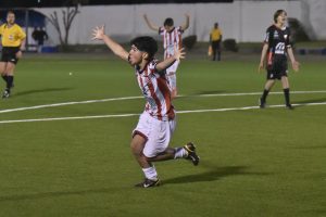 Joaquín Fretes festejando un tanto ante Barrio Olímpico la pasada temporada