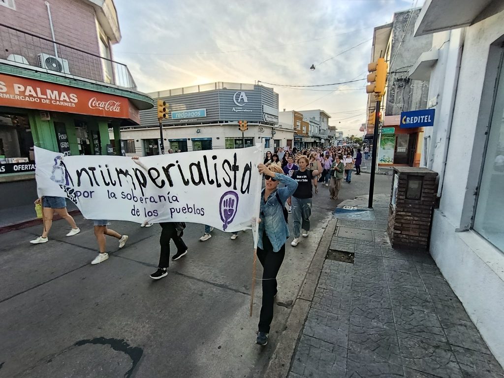 Un río violeta fluyó por el Centro de Minas - 21