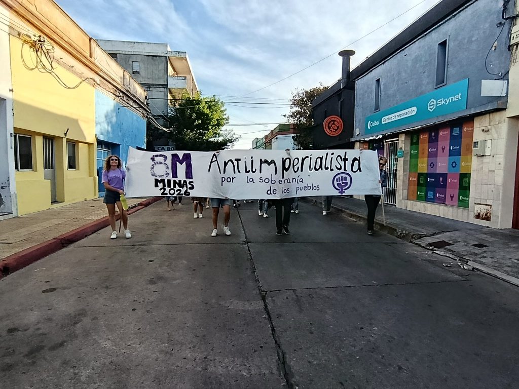 Un río violeta fluyó por el Centro de Minas - 8